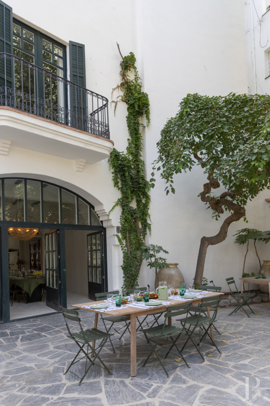 À Cadaqués, en Catalogne, une vaste maison des années 1920 dans le centre du village - photo  n°2